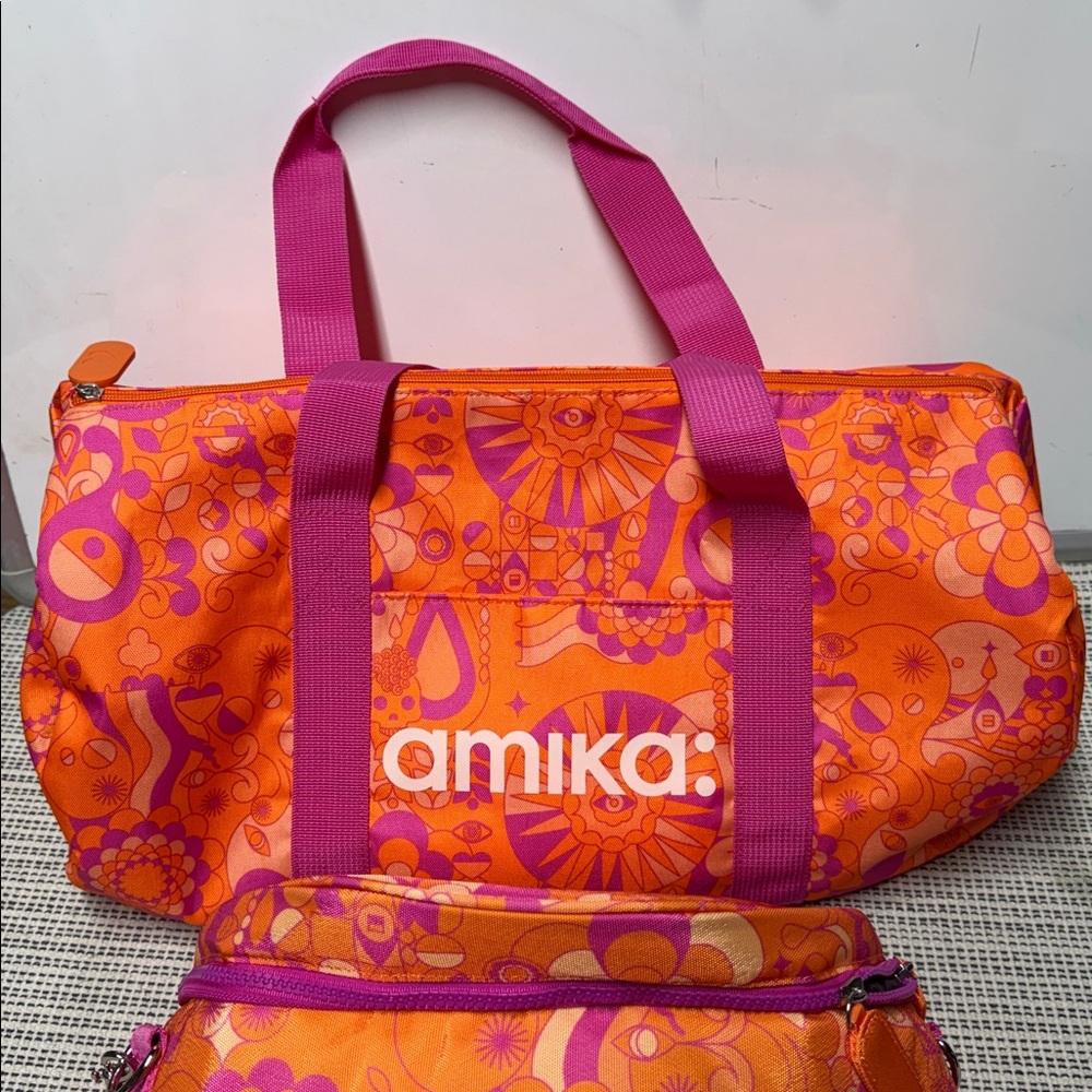 amika signature print gym duffle bag and a matching insulated cooler bag set - Picture 6 of 11